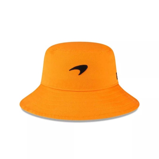 Vista frontal del bucket New Era McLaren Racing Team Colour naranjo con Speedmark negro bordado
