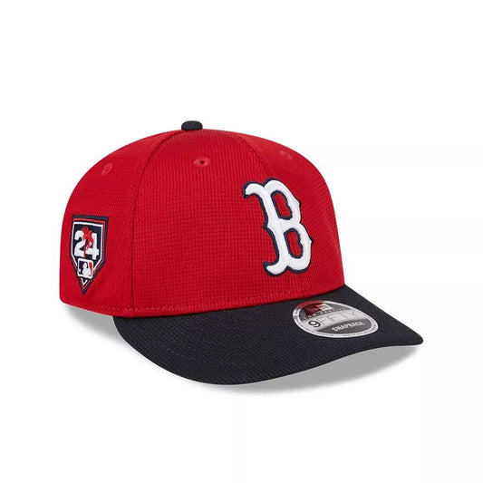 Jockey Boston Red Sox Spring Training rojo, vista diagonal con parche lateral 2024