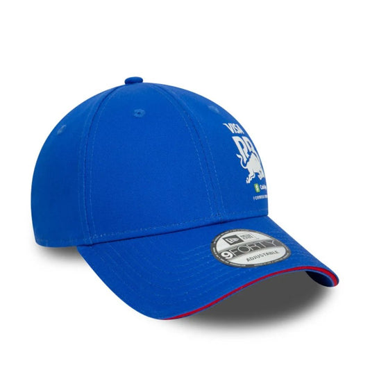 Vista diagonal del jockey New Era Racing Bulls 9FORTY azul con visera curva y borde rojo