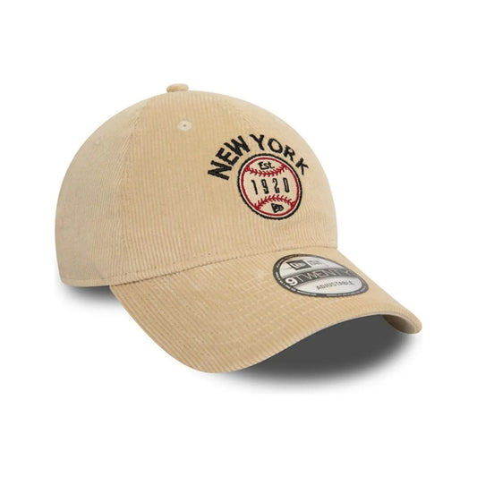 Jockey New Era New York Cord 9TWENTY beige claro, vista diagonal con emblema Est. 1920