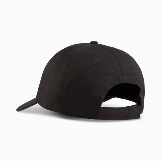 Parte posterior del jockey Puma Essentials negro con correa ajustable y ojales bordados