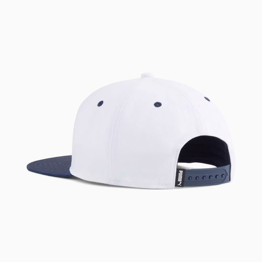Parte posterior del jockey Puma Essentials blanco con cierre snapback azul marino ajustable