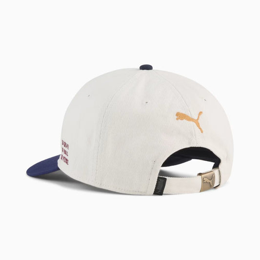 Parte posterior del jockey Puma Vintage Low Curve blanco con hebilla metálica ajustable y logo Puma dorado