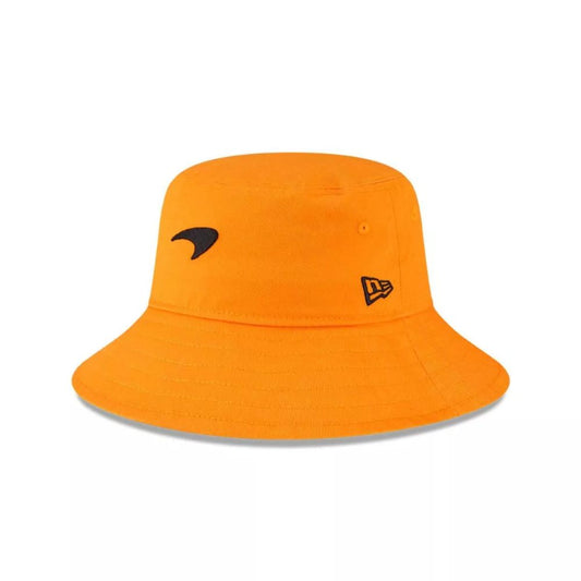 Bucket New Era McLaren Racing Team Colour F1 naranjo papaya, vista diagonal con logos negros bordados