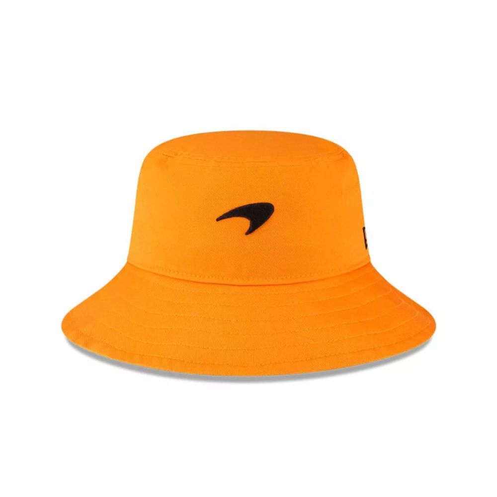 Vista frontal del bucket New Era McLaren Racing Team Colour naranjo con Speedmark negro bordado