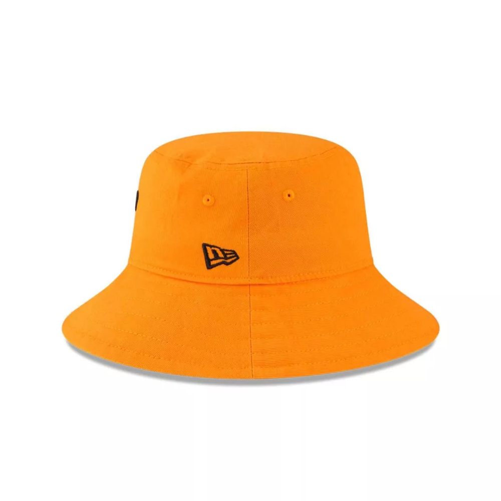 Costado izquierdo del bucket New Era McLaren Racing naranjo con flag New Era y ojales bordados