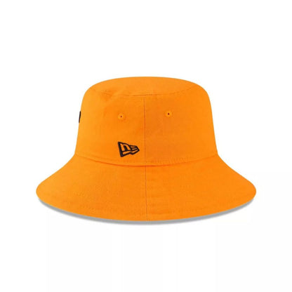 Costado izquierdo del bucket New Era McLaren Racing naranjo con flag New Era y ojales bordados