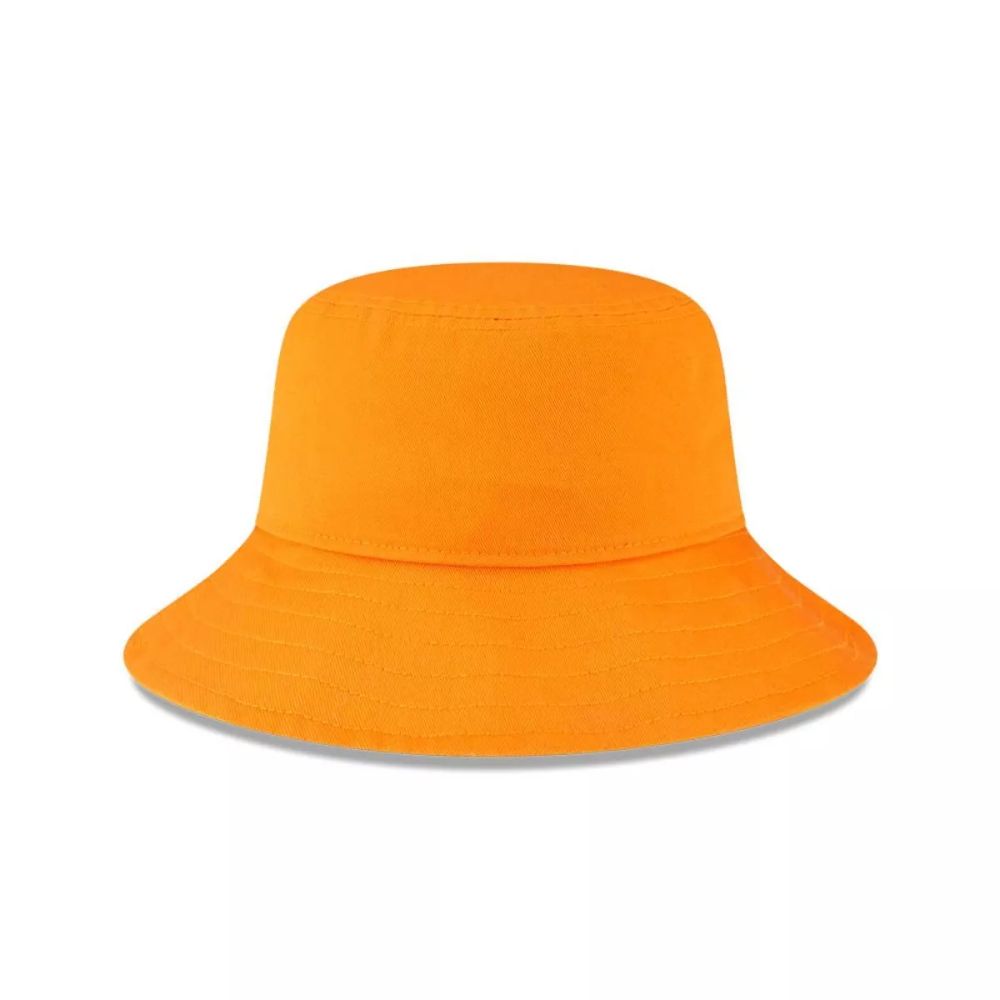 Parte posterior del bucket New Era McLaren Racing Team Colour naranjo con visera perimetral