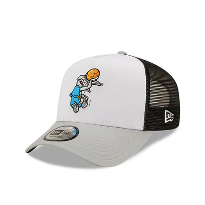 Jockey New Era Bugs Bunny 940 Trucker Gris, vista frontal en ángulo