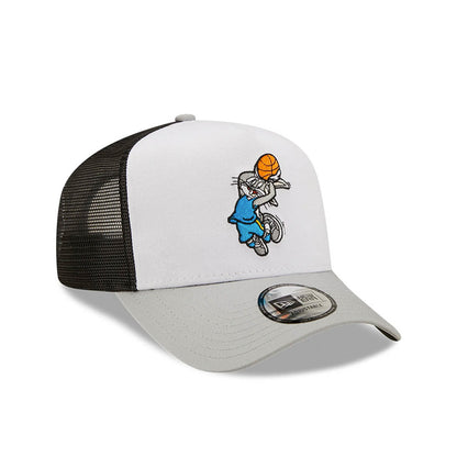 Jockey New Era Bugs Bunny 940 Trucker Gris, vista frontal