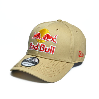 Jockey snapback New Era Red Bull Camel, vista frontal en ángulo