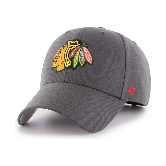 Jockey ’47 Chicago Blackhawks NHL MVP gris charcoal, vista frontal en ángulo con logo bordado