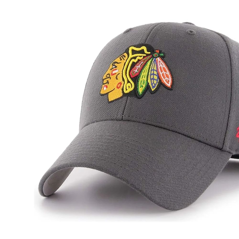 Detalle del logo Chicago Blackhawks bordado y visera curva del jockey ’47 MVP gris