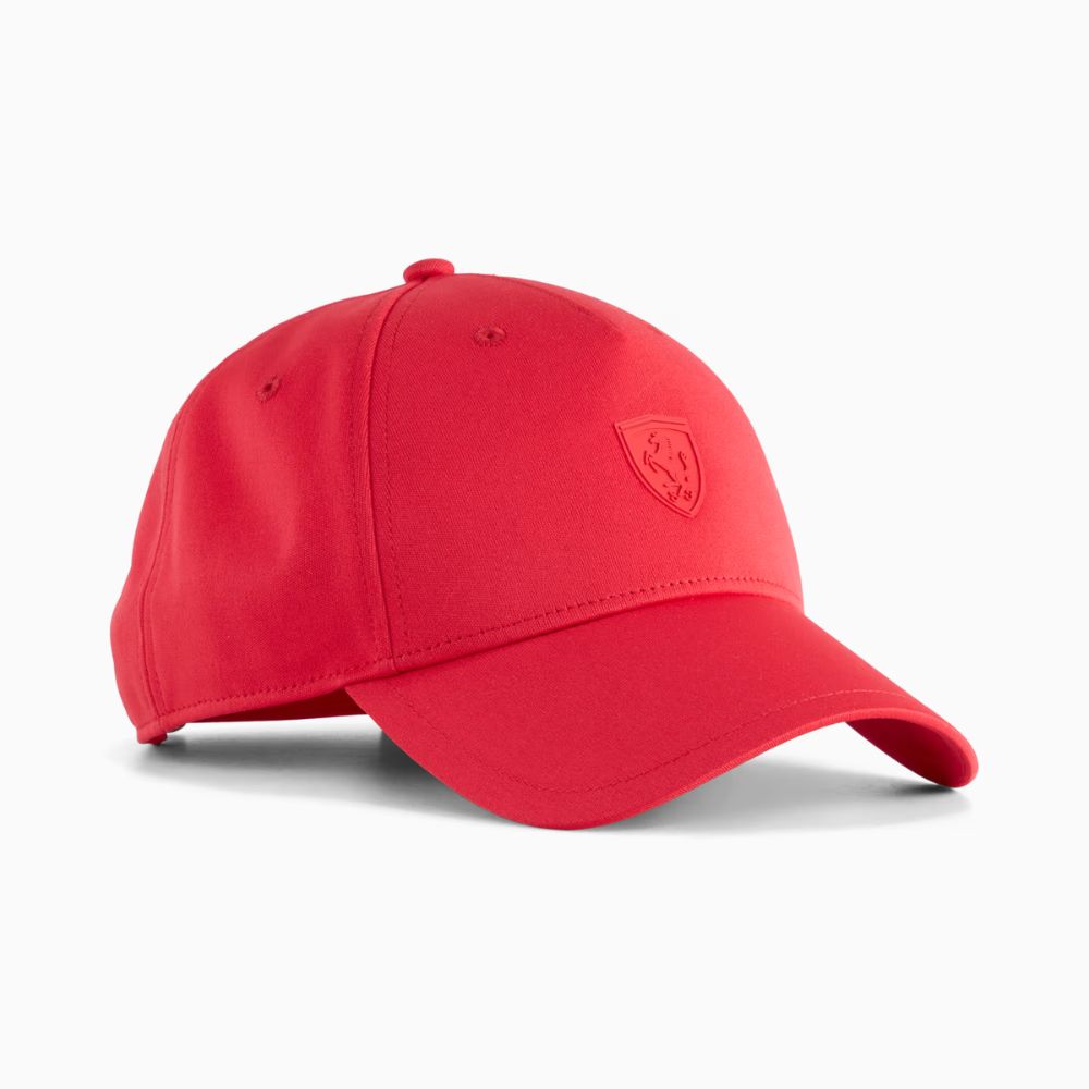 Jockey Puma Scuderia Ferrari Pro rojo, vista frontal en ángulo con escudo Ferrari de silicona