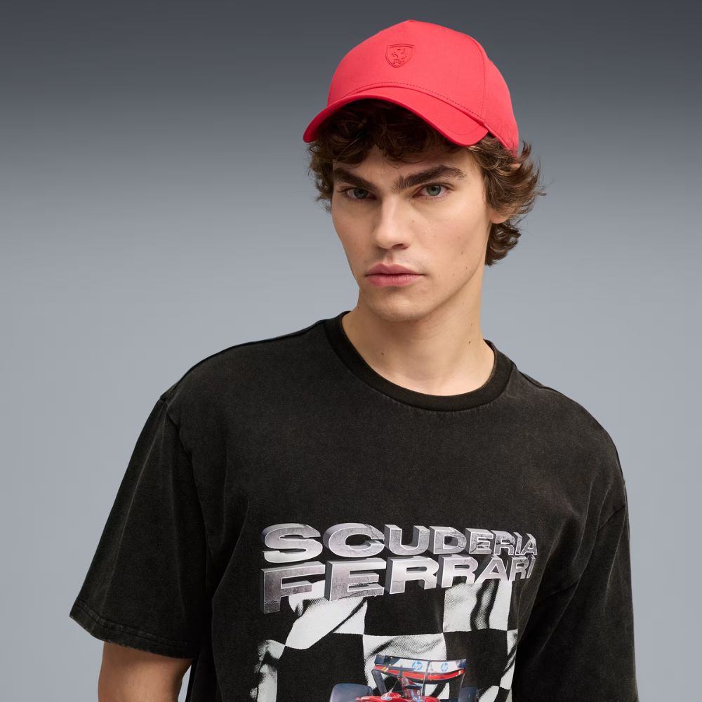 Modelo usando jockey Puma Scuderia Ferrari Pro rojo con visera curva, vista frontal