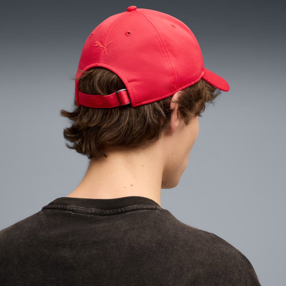 Modelo usando jockey Puma Scuderia Ferrari rojo, vista posterior con cierre de hebilla ajustable