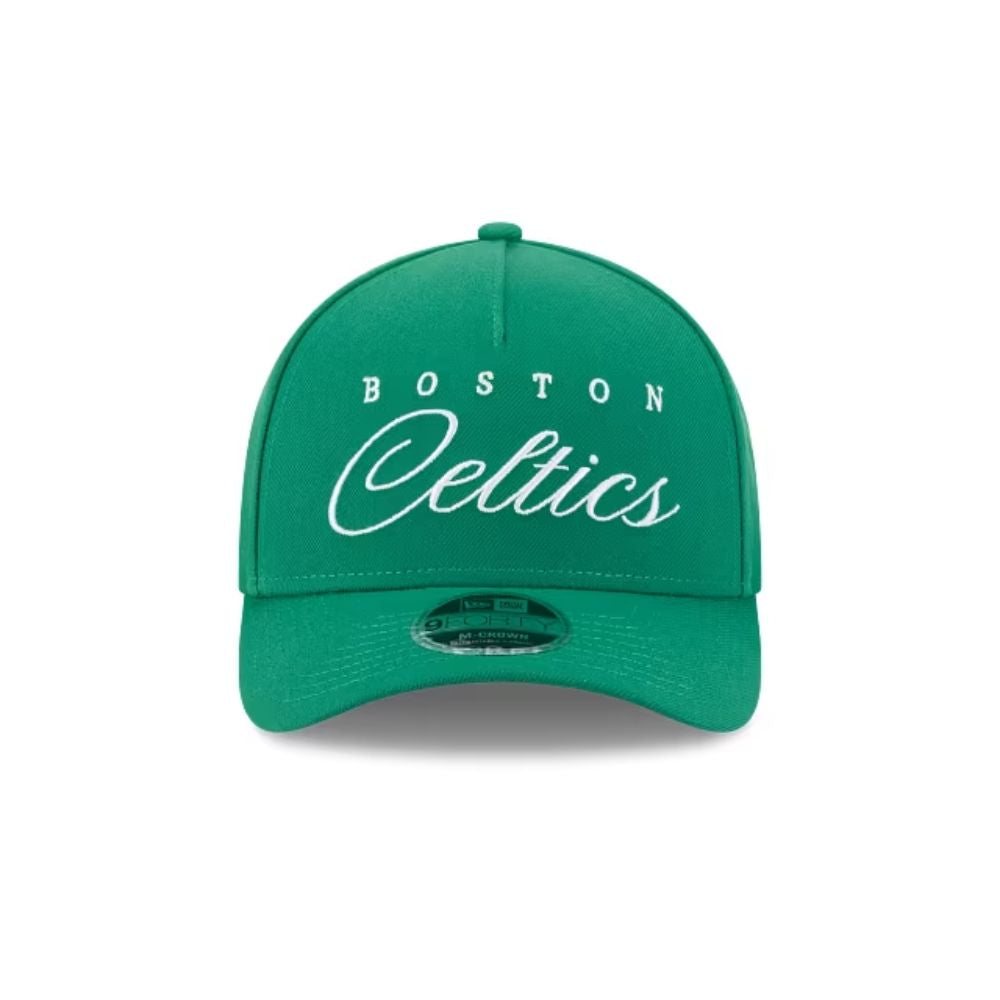Vista frontal del jockey New Era Boston Celtics verde con nombre del equipo bordado