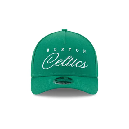 Vista frontal del jockey New Era Boston Celtics verde con nombre del equipo bordado