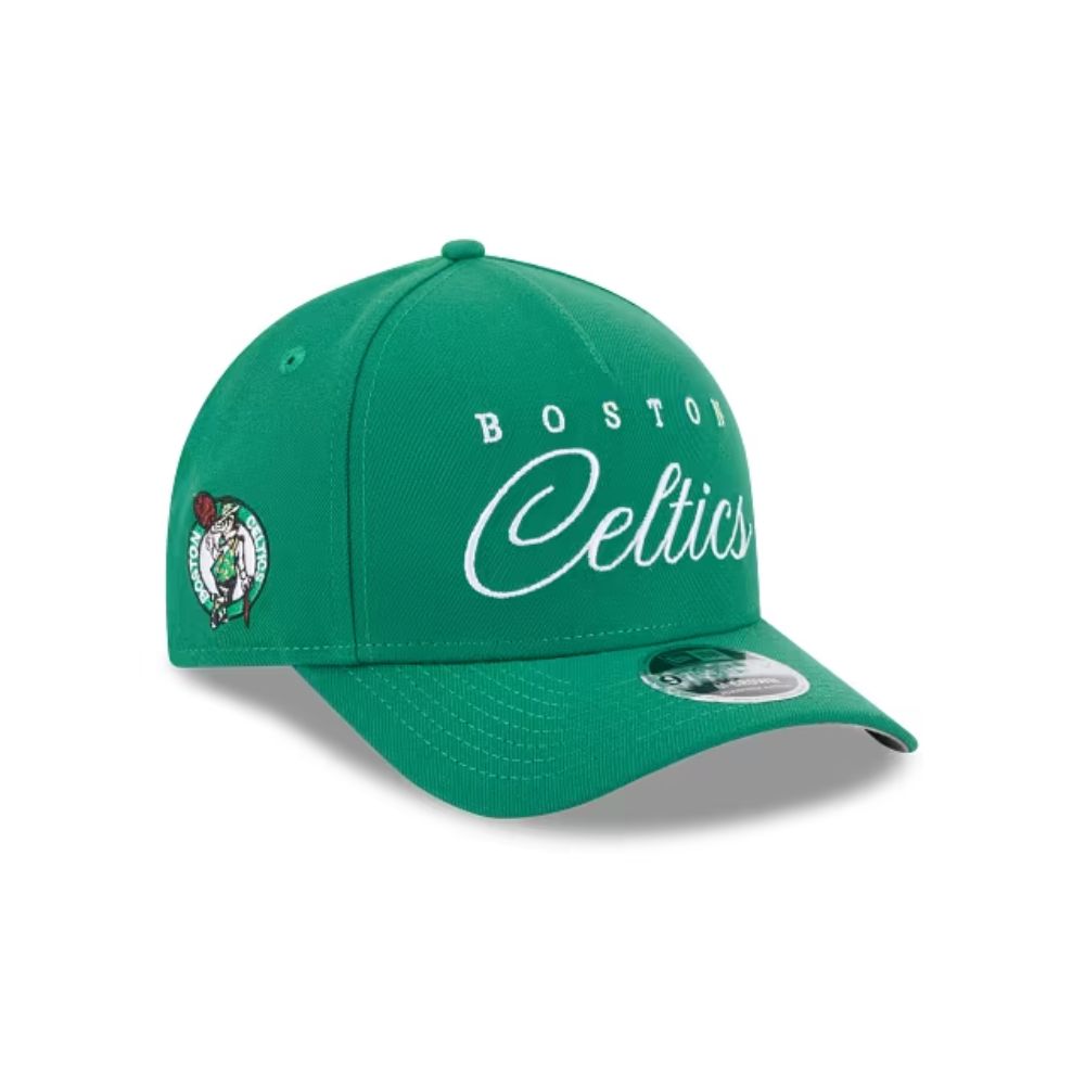 Jockey New Era Boston Celtics verde, vista diagonal con logo del equipo bordado