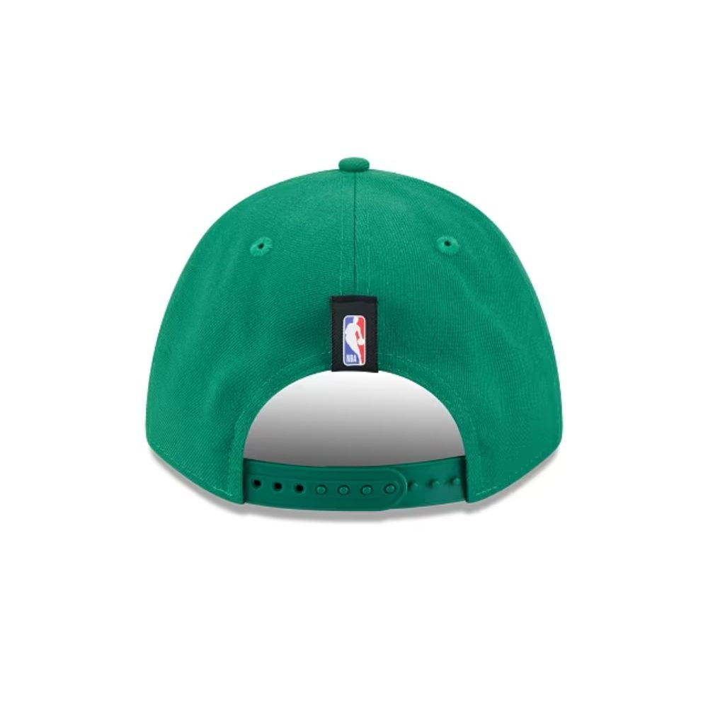 Parte posterior del jockey New Era Boston Celtics verde con logo NBA y cierre snapback