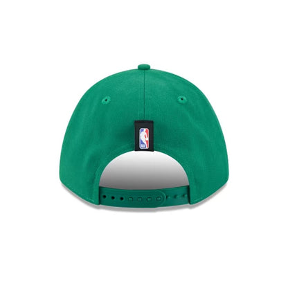 Parte posterior del jockey New Era Boston Celtics verde con logo NBA y cierre snapback