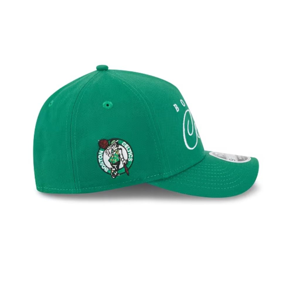 Vista lateral del jockey New Era Boston Celtics verde con escudo del equipo bordado
