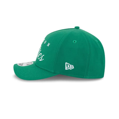 Vista lateral del jockey New Era Boston Celtics verde con flag New Era bordado