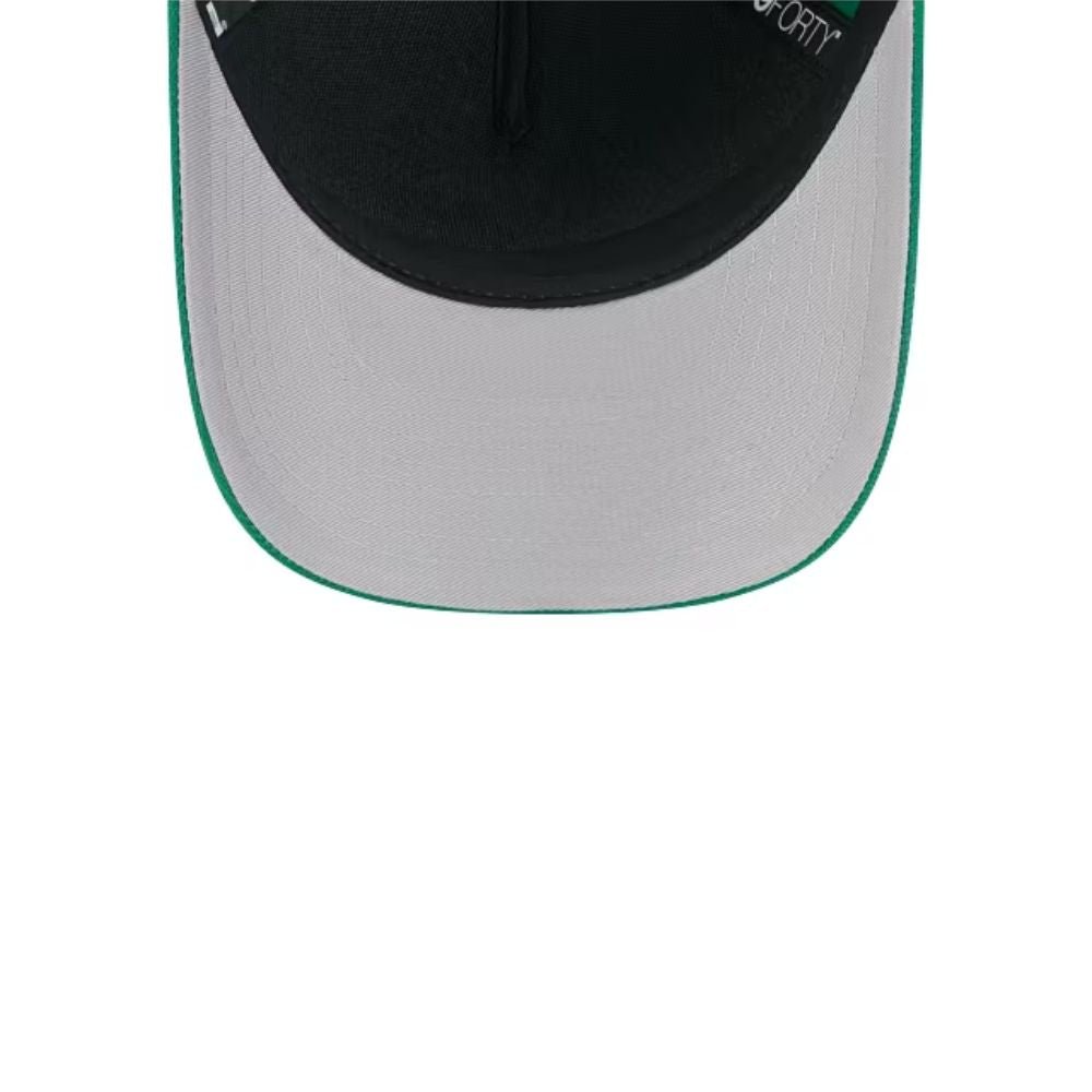 Interior del jockey New Era Boston Celtics verde con visera inferior gris en contraste