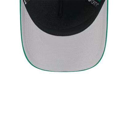 Interior del jockey New Era Boston Celtics verde con visera inferior gris en contraste