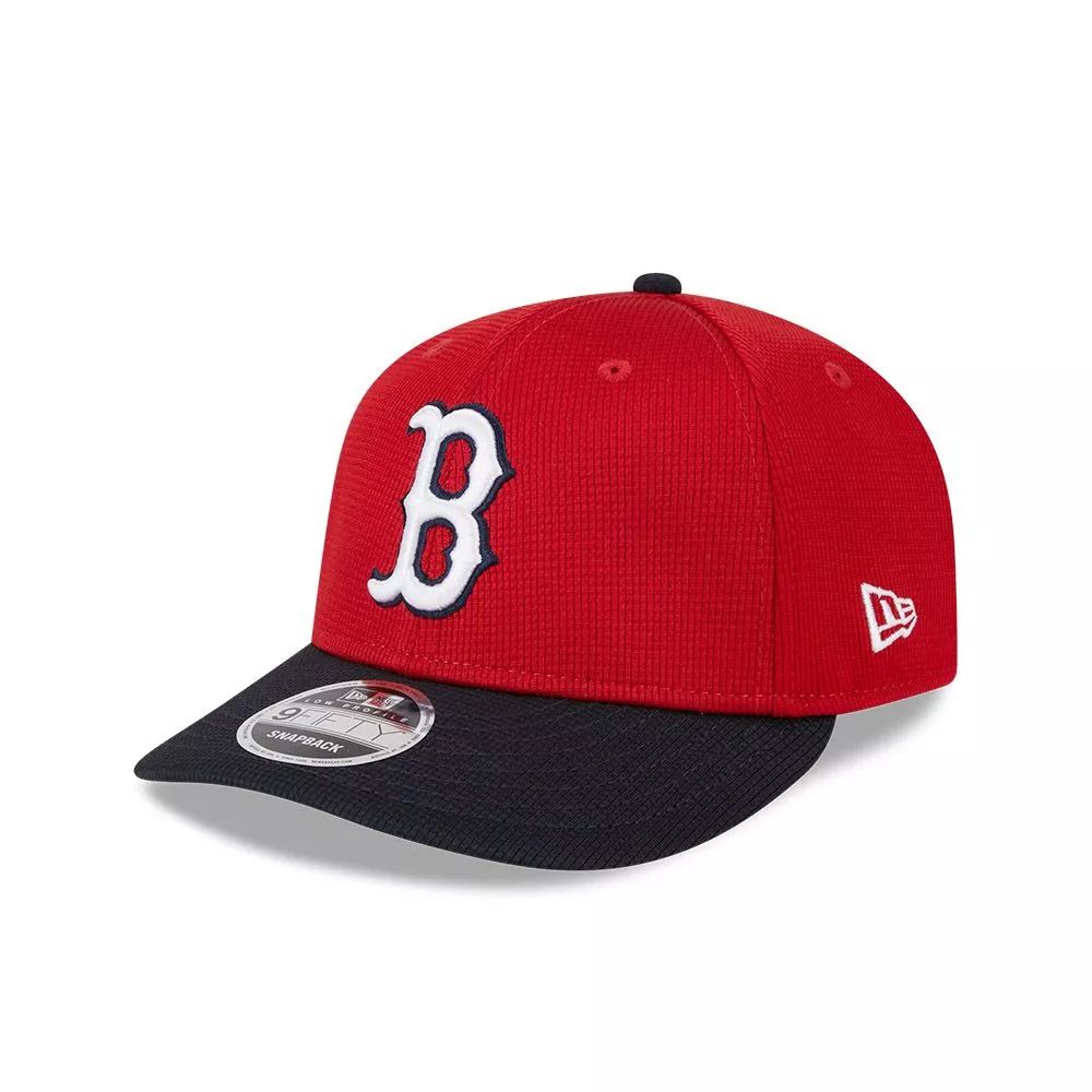 Jockey New Era Boston Red Sox Low Profile 9FIFTY rojo, vista diagonal con logo B y visera azul marino