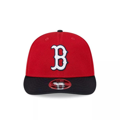 Vista frontal del jockey New Era Boston Red Sox 9FIFTY rojo con logo B bordado