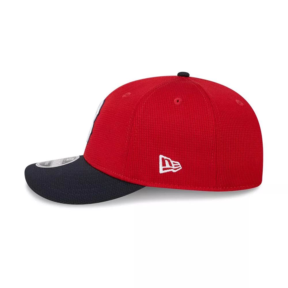 Vista lateral del jockey New Era Boston Red Sox rojo con flag New Era bordado