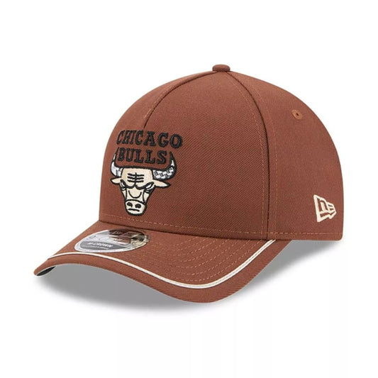 Jockey New Era Chicago Bulls NBA Motorsport 9FORTY M-Crown café, vista frontal en ángulo