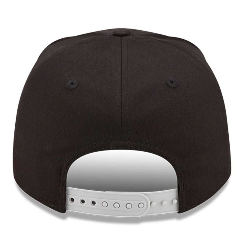 Parte posterior del jockey New Era Raiders 9FIFTY negro con cierre snapback blanco ajustable