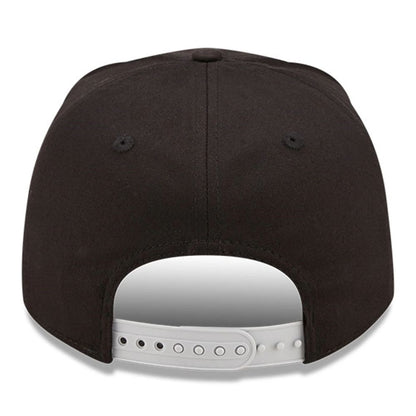 Parte posterior del jockey New Era Raiders 9FIFTY negro con cierre snapback blanco ajustable