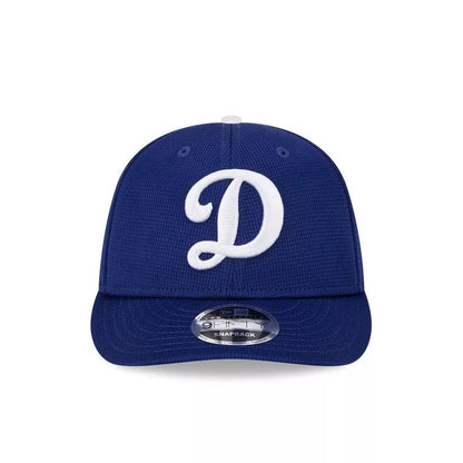 Vista frontal del jockey New Era Los Angeles Dodgers 9FIFTY azul con letra D bordada