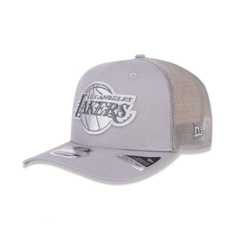 Jockey New Era Los Angeles Lakers 9SEVENTY gris, vista diagonal con logo frontal y flag lateral bordados