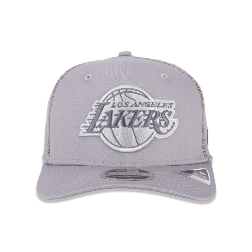 Vista frontal del jockey New Era Lakers 9SEVENTY gris con logotipo tonal bordado