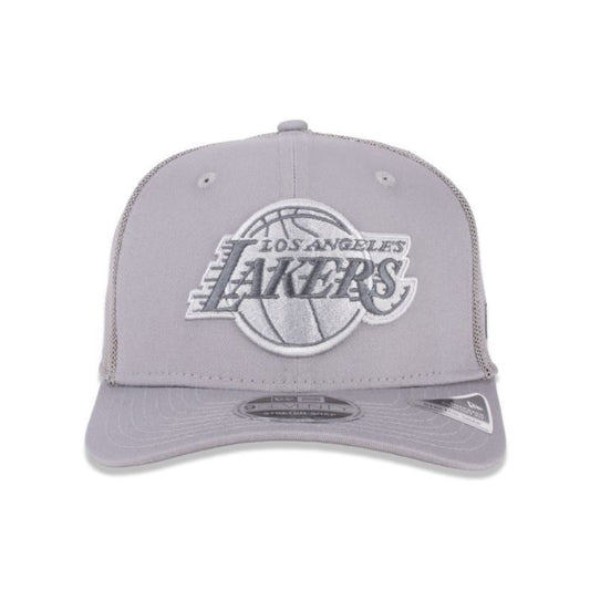 Vista frontal del jockey New Era Lakers 9SEVENTY gris con logotipo tonal bordado