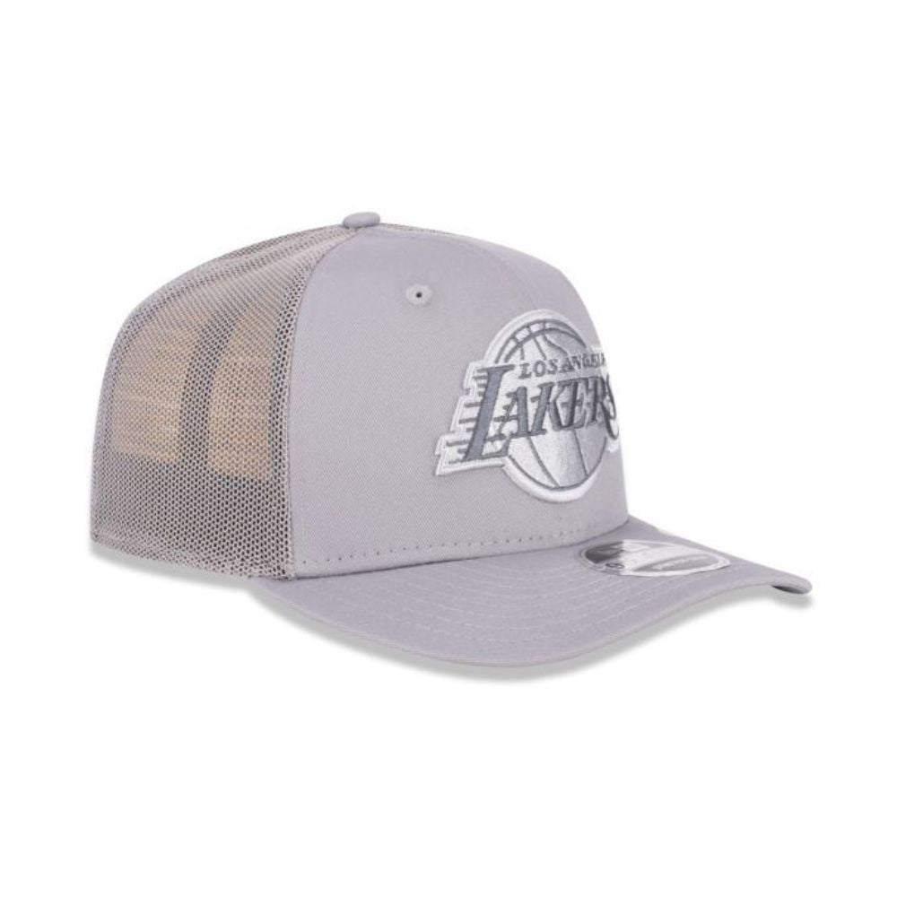 Jockey New Era Los Angeles Lakers 9SEVENTY gris, vista diagonal con paneles posteriores de malla