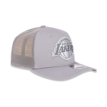 Jockey New Era Los Angeles Lakers 9SEVENTY gris, vista diagonal con paneles posteriores de malla