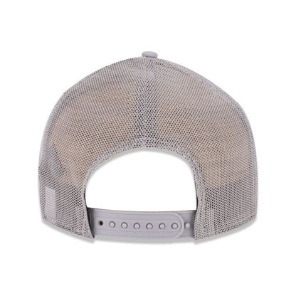 Parte posterior del jockey New Era Lakers 9SEVENTY gris con malla y cierre snapback ajustable