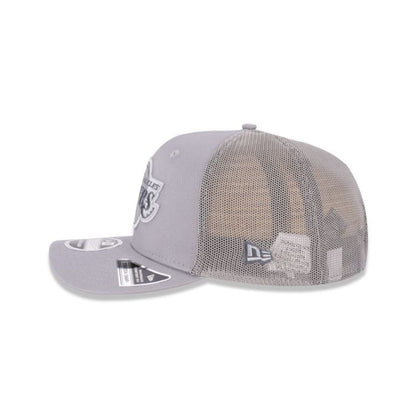 Vista lateral del jockey New Era Lakers gris con New Era Flag bordado y paneles de malla