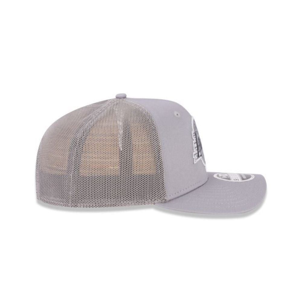 Costado derecho del jockey New Era Lakers 9SEVENTY gris con corona estructurada y malla