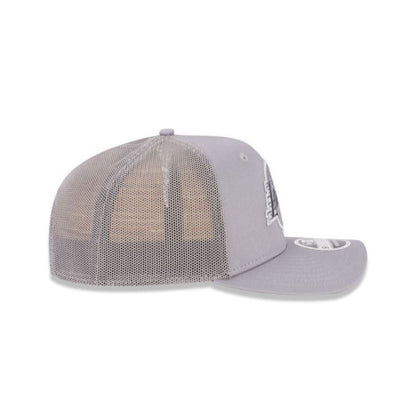 Costado derecho del jockey New Era Lakers 9SEVENTY gris con corona estructurada y malla