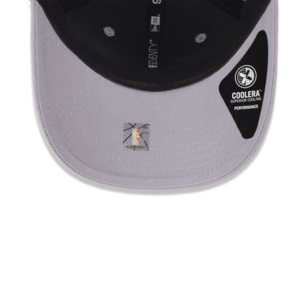 Interior del jockey New Era Lakers 9SEVENTY gris con banda negra y tecnología COOLERA
