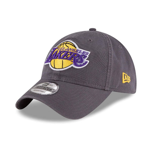 Jockey New Era Los Angeles Lakers NBA 9TWENTY gris, vista diagonal con logo frontal y flag lateral bordados