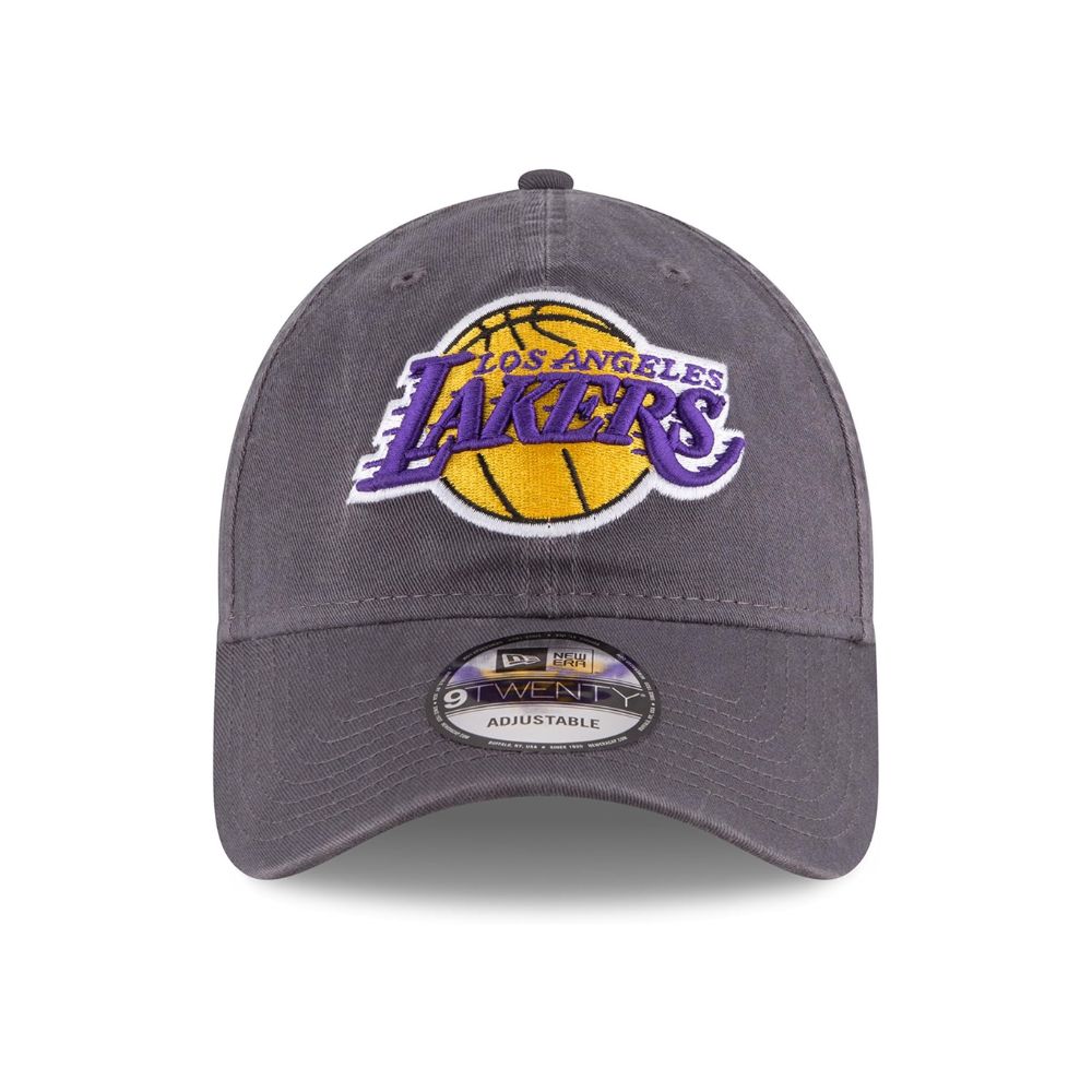 Vista frontal del jockey New Era Los Angeles Lakers 9TWENTY gris con logo morado y amarillo bordado
