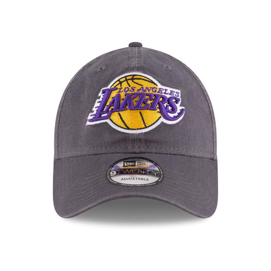 Vista frontal del jockey New Era Los Angeles Lakers 9TWENTY gris con logo morado y amarillo bordado
