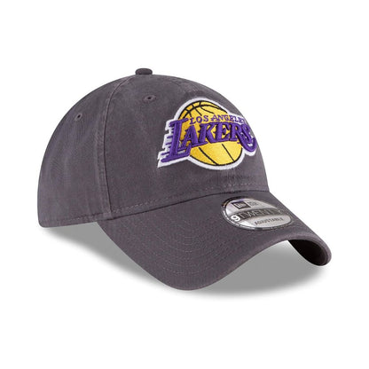 Jockey New Era Lakers NBA Core Classic 9TWENTY gris, vista diagonal con visera curva